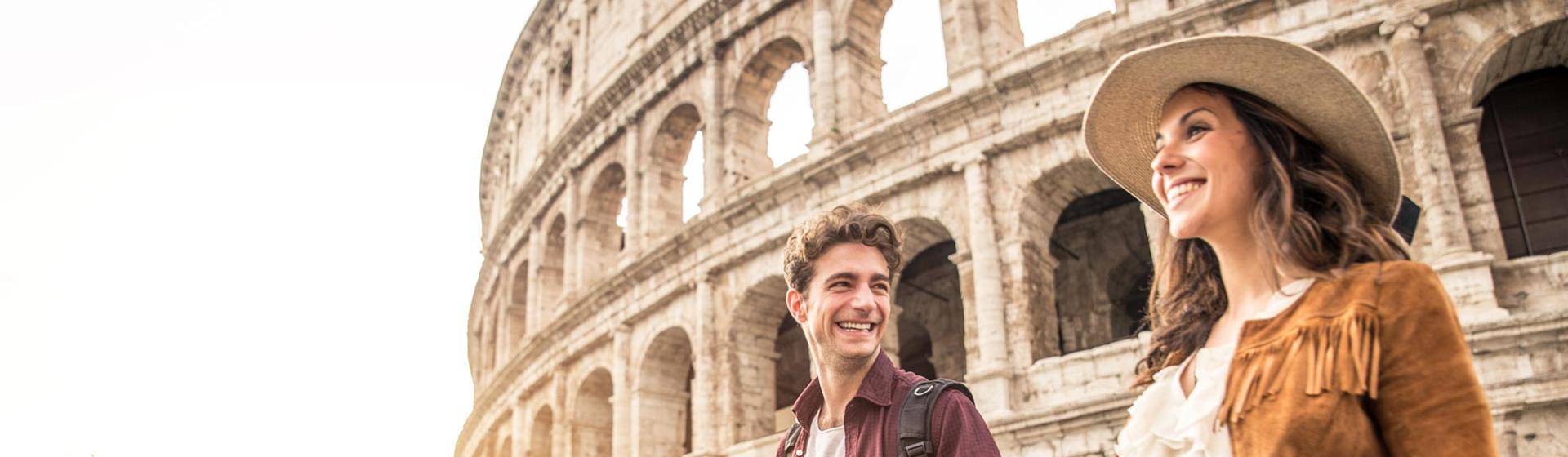 Coppia felice passeggia davanti al Colosseo, godendosi una giornata di sole.