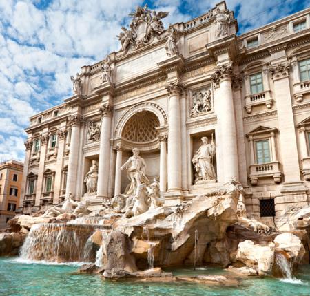 Fontana di Trevi a Roma, famosa per la sua bellezza e tradizione del lancio di monete.
