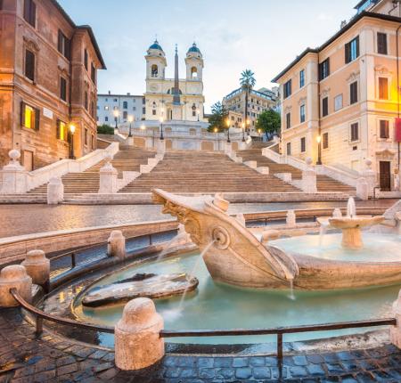 Fontana della Barcaccia e Scalinata di Trinità dei Monti a Roma.