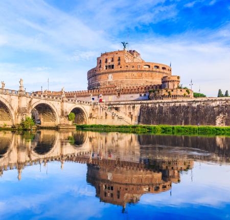 Castel Sant'Angelo a Roma, riflesso nel Tevere, con il Ponte Sant'Angelo.