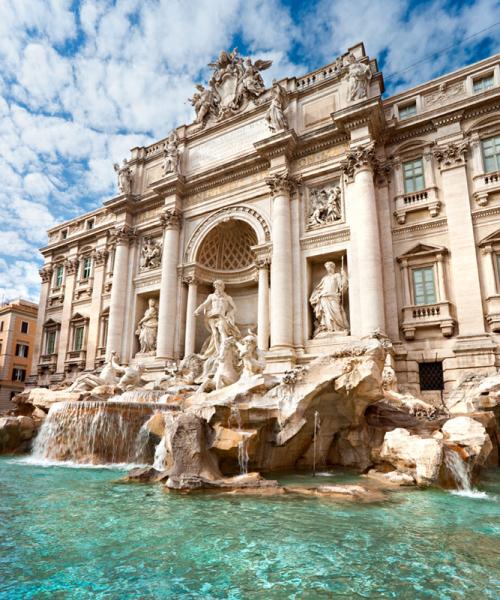 Fontana di Trevi a Roma, famosa per la sua bellezza e tradizione del lancio di monete.