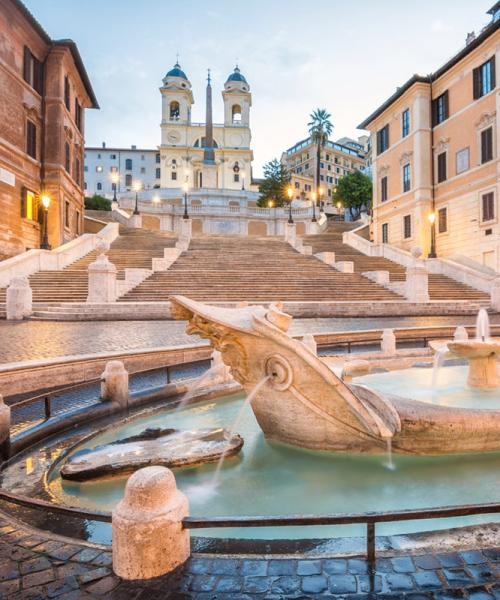 Fontana della Barcaccia e Scalinata di Trinità dei Monti a Roma.