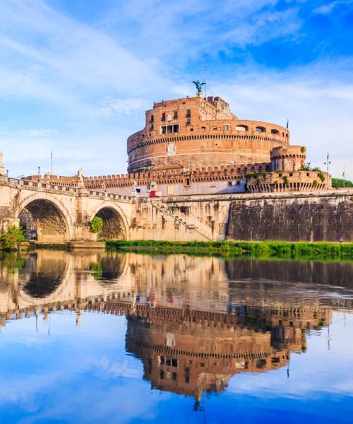 Castel Sant'Angelo a Roma, riflesso nel Tevere, con il Ponte Sant'Angelo.